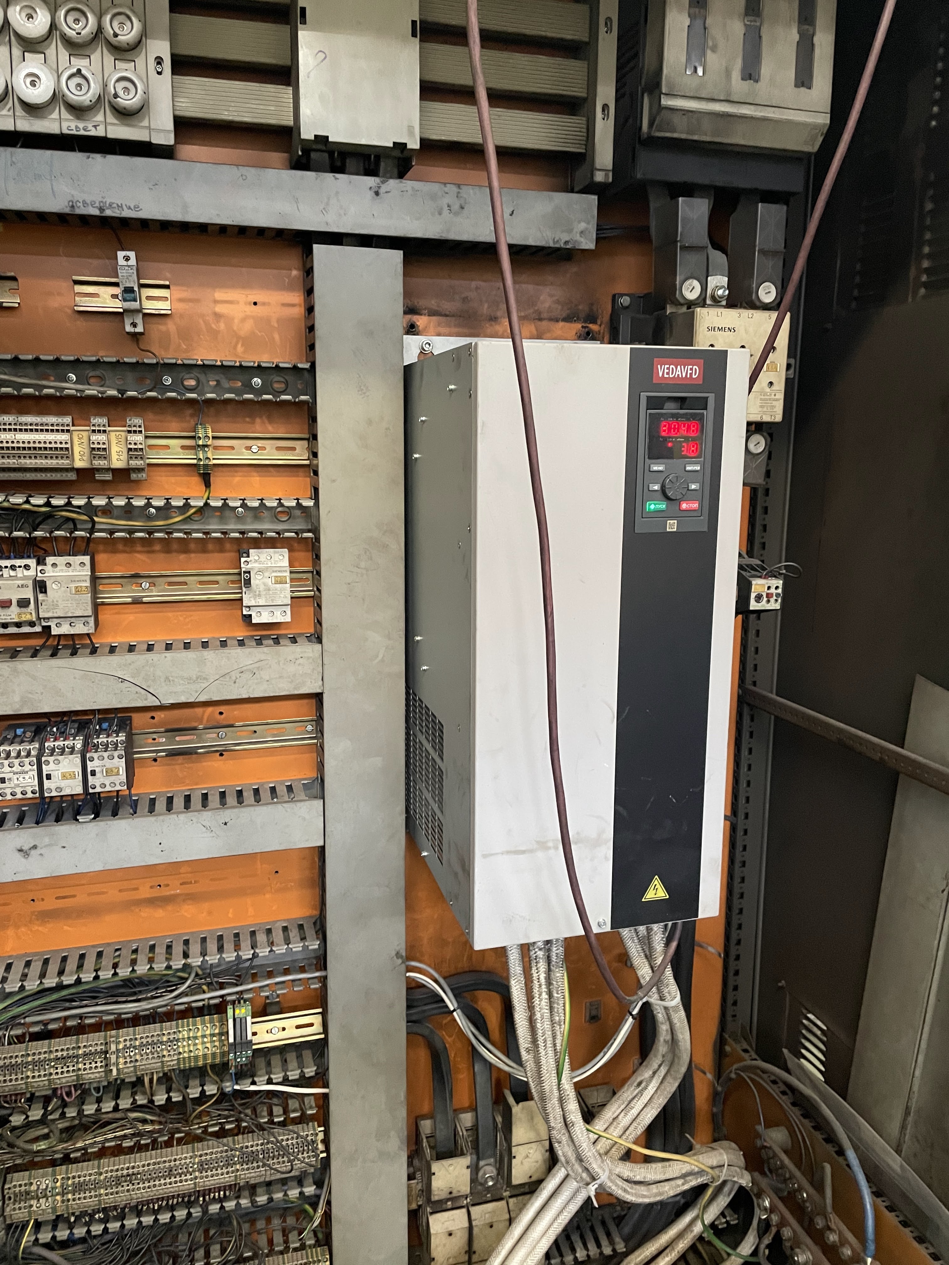 ​Полевые испытания преобразователя частоты VEDA VFD VF-101 в «Камском кабеле»